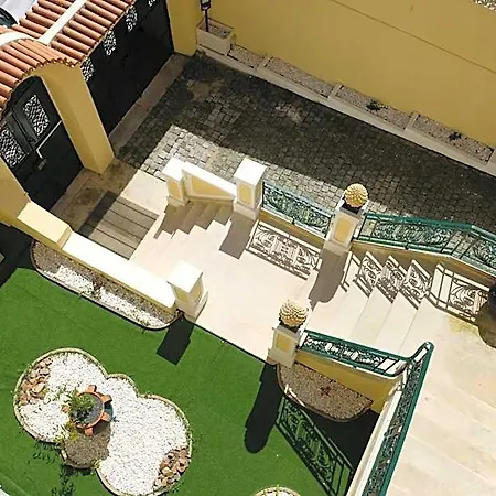 Hotel Yellow *